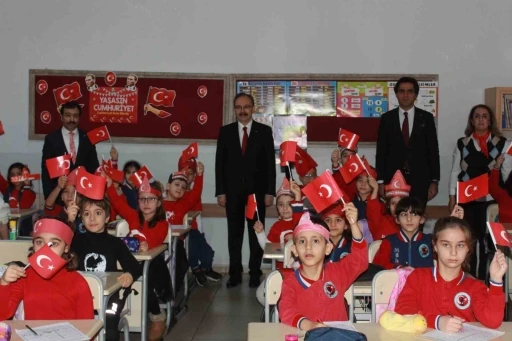 Siirt&rsquo;te okullarda &lsquo;bayrak temalı&rsquo; a&ccedil;ılış
