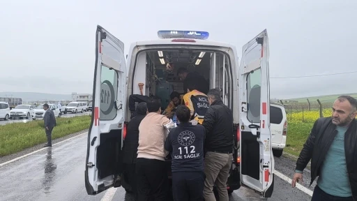Siirt&rsquo;te otomobil ile kamyonet &ccedil;arpıştı: 2 &ouml;l&uuml;, 3 ağır yaralı
