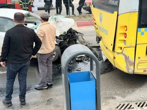Siirt&rsquo;te otomobil ile otob&uuml;s &ccedil;arpıştı: 2 yaralı
