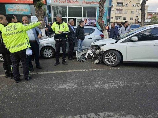 Siirt’te otomobil park halindeki araçlara çarptı
