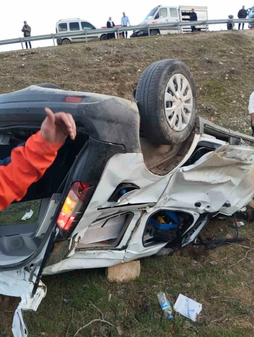 Siirt&rsquo;te otomobil şarampole yuvarlandı: 1 &ouml;l&uuml;, 2 yaralı
