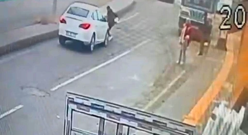 Siirt&rsquo;te otomobilin yayaya &ccedil;arptığı anlar kameraya yansıdı
