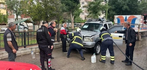 Siirt&rsquo;te park halindeki pikap yandı
