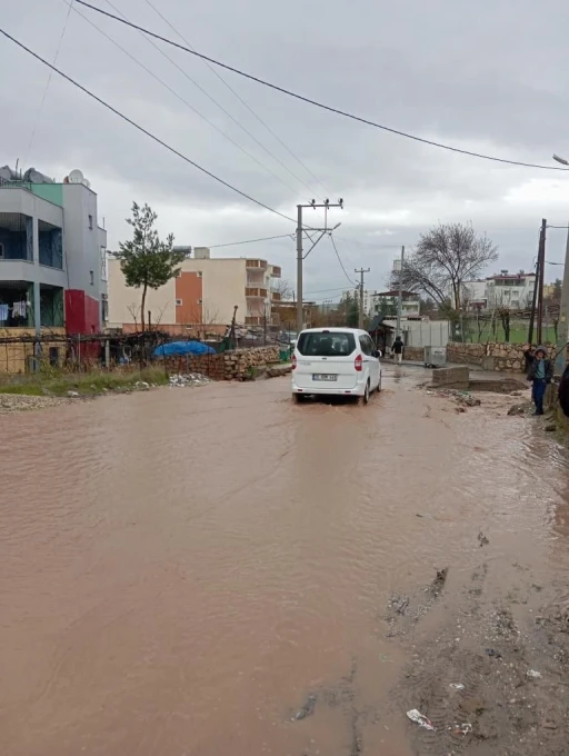Siirt&rsquo;te sağanak yağış hayatı olumsuz etkiledi
