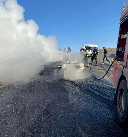 Siirt&rsquo;te seyir halindeki otomobil alev aldı: 4 kişilik aile son anda kurtuldu
