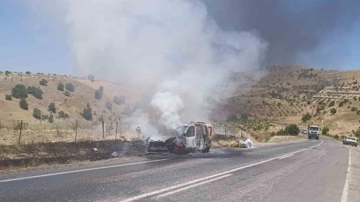 Siirt&rsquo;te seyir halindeki otomobil alev aldı
