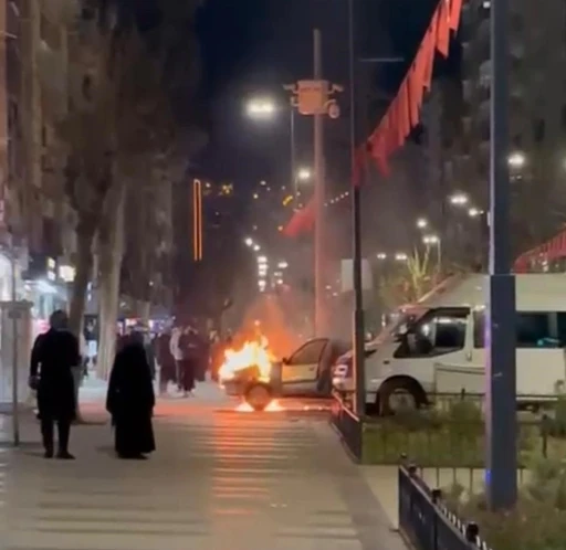 Siirt&rsquo;te seyir halindeki otomobil alev alev yandı
