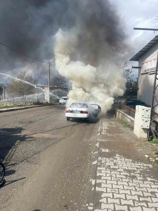 Siirt&rsquo;te seyir halindeki otomobil alevlere teslim oldu
