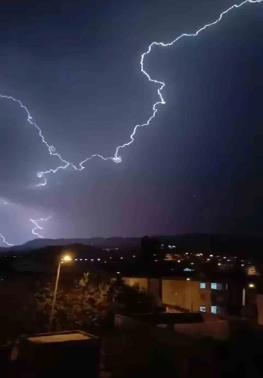 Siirt’te şimşekler geceyi gündüze çevirdi
