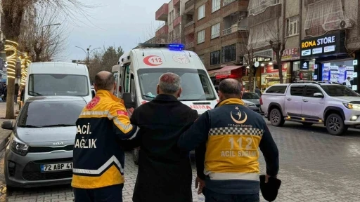 Siirt&rsquo;te sokakta dengesini kaybedip d&uuml;şen epilepsi hastası yaralandı
