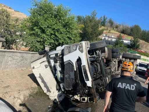 Siirt&rsquo;te tır ile otomobil &ccedil;arpıştı: 4 yaralı
