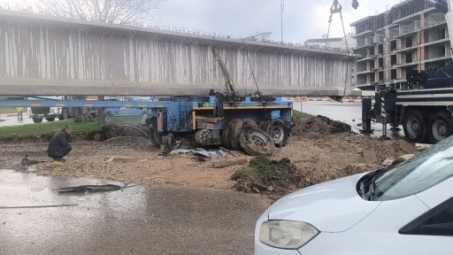 Siirt&rsquo;te tıra y&uuml;kl&uuml; 50 metrelik k&ouml;pr&uuml; kirişi kavşakta takılı kaldı: Yol saatlerdir ulaşıma kapalı
