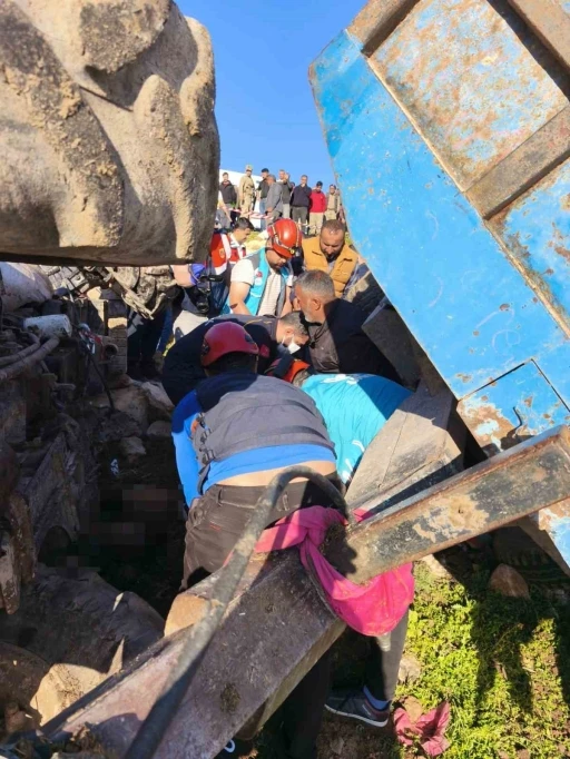 Siirt&rsquo;te trakt&ouml;r devrildi: 2 &ouml;l&uuml;, 1 yaralı
