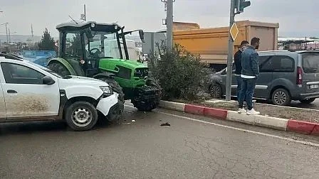Siirt&rsquo;te trakt&ouml;rle otomobil &ccedil;arpıştı
