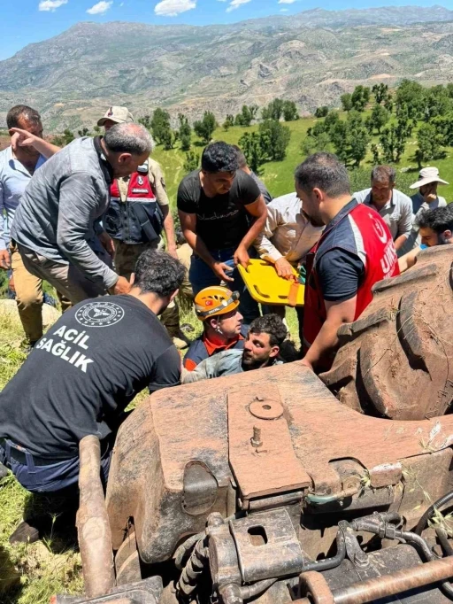 Siirt&rsquo;te trakt&ouml;r&uuml;n altında kalan s&uuml;r&uuml;c&uuml; ağır yaralandı
