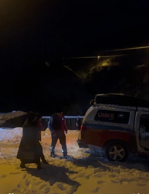 Siirt&rsquo;te UMKE ekipleri kar ve tipiye rağmen hastalara yetişmeye &ccedil;alışıyor
