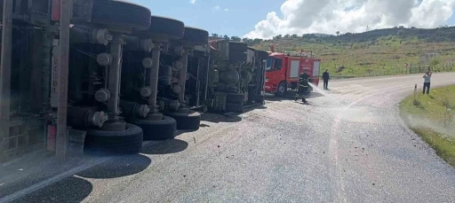 Siirt’te virajı alamayan tır devrildi: 1 yaralı
