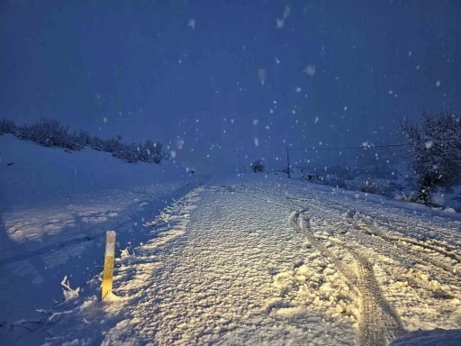 Siirt’te yoğun kar yağışı devam ediyor
