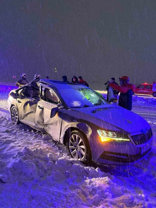 Siirt&rsquo;te yol &ccedil;alışması yapan ara&ccedil; ile otomobil &ccedil;arpıştı: 1 &ouml;l&uuml;, 4 yaralı
