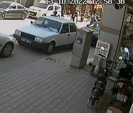 Silah &ccedil;ekmeye &ccedil;alıştığı jandarmanın dikkati faciayı &ouml;nledi