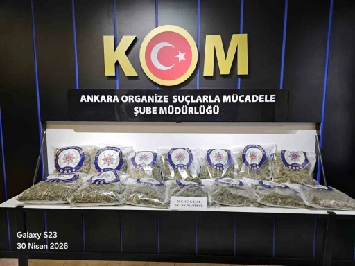 Silah ka&ccedil;ak&ccedil;ılığı ihbarında 25 kilogram uyuşturucu yakalandı