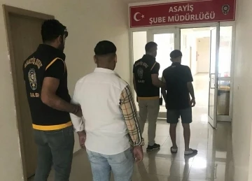 Silahla ateş edip &quot;Her yerde patlatıyoruz&quot; dediler serbest kaldılar
