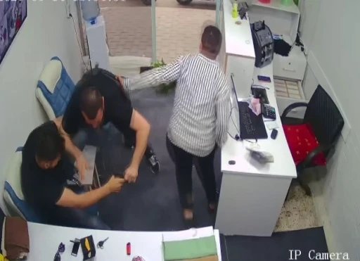 Silahla d&ouml;viz b&uuml;rosunu basan husumetlisine karşı boğuşarak hayatta kalmayı başardı
