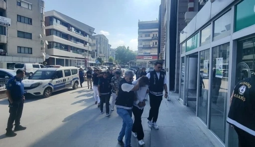 Silahla vurdukları adamı darbederek &ouml;ld&uuml;rd&uuml;ler: Cinayet anı kamerada
