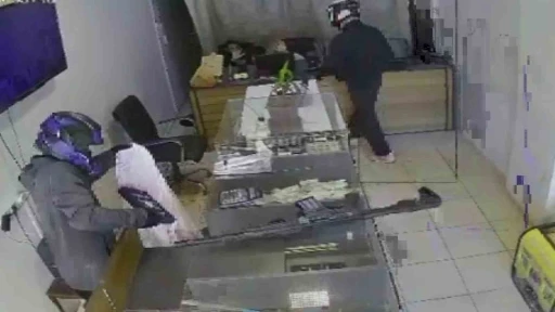 Silahlı 2 hırsız, 3 dakika i&ccedil;erisinde kuyumcuyu soydu... Korku dolu anlar kamerada
