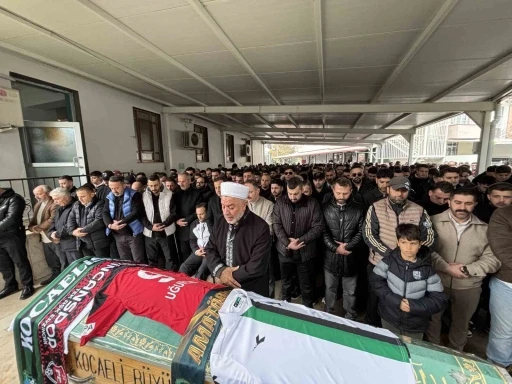 Silahlı kavgada hayatını kaybeden futbolcu Uğurcan Bek&ccedil;i toprağa verildi
