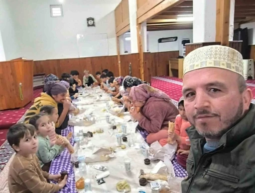 Silifke&rsquo;de &ccedil;ocuklar iftarını camide a&ccedil;tı
