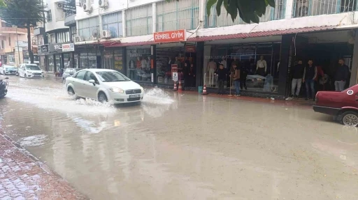 Silifke’de kuvvetli yağış, cadde ve iş yerlerini sular altında bıraktı
