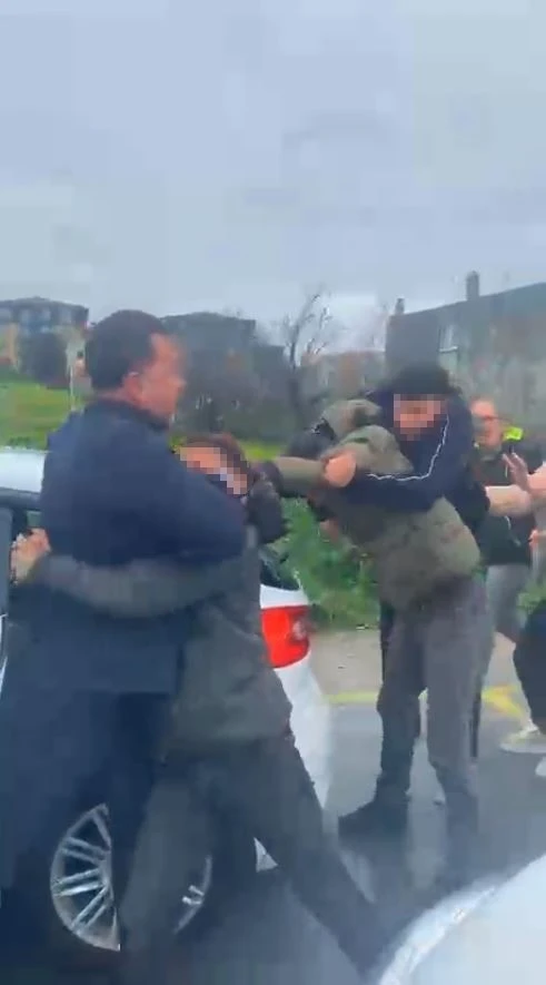 Silivri&rsquo;de direksiyon sınavını ge&ccedil;emeyen s&uuml;r&uuml;c&uuml;, babası ile birlikte eğitmene saldırdı
