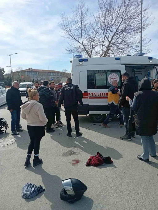 Silivri&rsquo;de ışık ihlali yapan otomobil s&uuml;r&uuml;c&uuml;s&uuml;, motosikletle &ccedil;arpıştı
