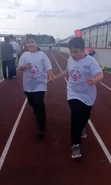 Silivri’de yürekleri ısıtan görüntü: Özel eğitim öğrencisi yarışı bıraktı, arkadaşını bekledi
