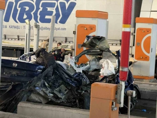 Silivri Kuzey Marmara gişelerinde feci kaza: 2 &ouml;l&uuml;, 1 ağır yaralı
