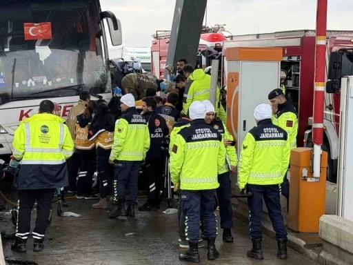 Silivri Kuzey Marmara Otoyolu&rsquo;nda feci kaza: Yolcu otob&uuml;s&uuml;yle otomobil &ccedil;arpıştı
