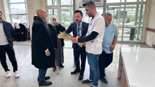 Silvan&rsquo;da Yaşlılar Haftası&rsquo;nda hastaneye gelen yaşlılar yalnız bırakılmadı

