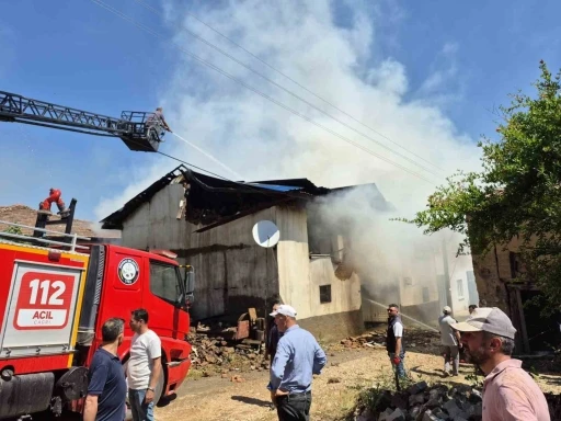Simav Aksaz k&ouml;y&uuml;nde korkutan yangın
