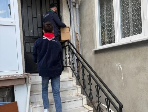 Simav’da Diyanet İzcilerinden ihtiyaç sahiplerine erzak kolisi ve market çeki
