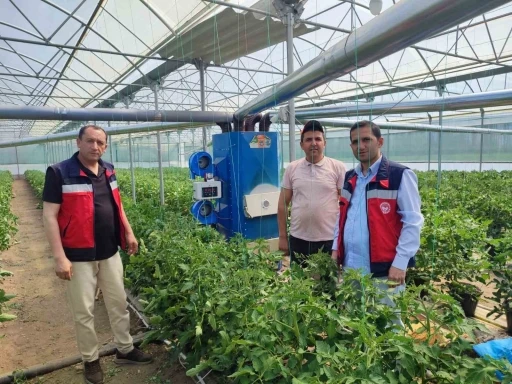 Simav&rsquo;da topraksız seraya ge&ccedil;iş yapan &uuml;reticilere teknik bilgi verildi
