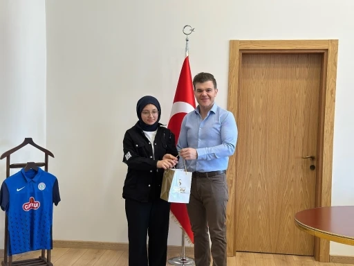 Simav Kaymakamı Karaloğlu, Türkiye derecesi elde eden hafız öğrenciyi ödüllendirdi
