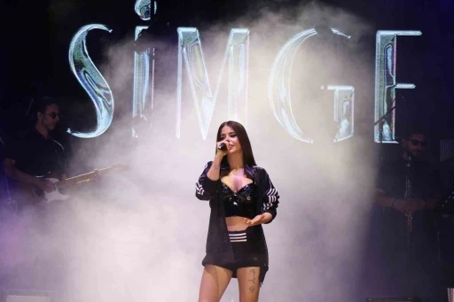 Simge Sağın, Denizlili otomobil tutkunlarına unutulmaz bir gece yaşattı
