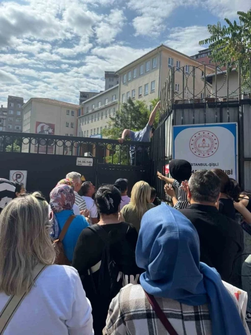 Sınava 1 dakika geç kaldıkları için alınmayan gençler okulun duvarından atladı
