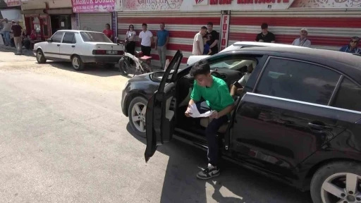 Sınava 1 dakika kala yetişti, aracının el frenini &ccedil;ekmeden ara&ccedil;tan fırlayıp okula koştu
