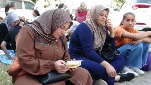 Sınava girmeden dakikalar &ouml;nce son kez test &ccedil;&ouml;zd&uuml;ler
