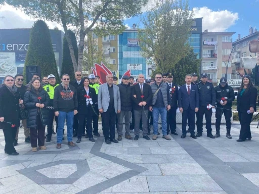 Sincan’da bulunan lise öğrencileri polis memurlarına sürpriz yaparak karanfil dağıttı
