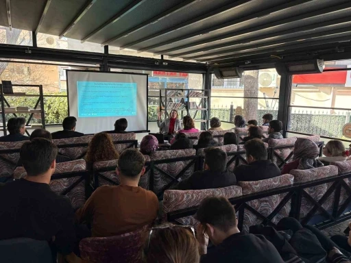 Sincan Kitap Kafe&rsquo;de siber zorbalıkla m&uuml;cadele yolları konuşuldu
