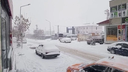 Sincik&rsquo;te kar yağışı il&ccedil;eyi beyaza b&uuml;r&uuml;d&uuml;
