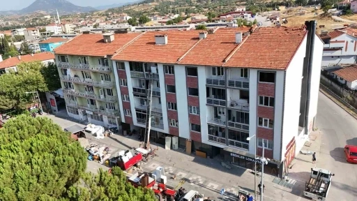 Sındırgı’da ağır hasarlı binalardan taşınma sürüyor
